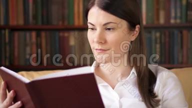 年轻的女人在家看物理印刷书。 旧传统<strong>经典</strong>纸质<strong>阅读</strong>理念